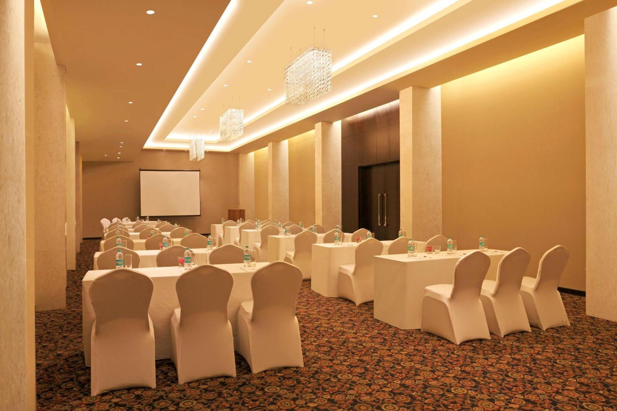 Doubletree By Hilton-Pune Chinchwad Exterior photo